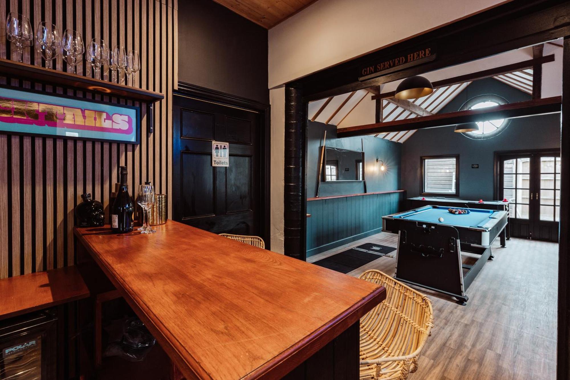 House With A Cinema And Games Room, Sleeps 17 Шрусбъри Екстериор снимка