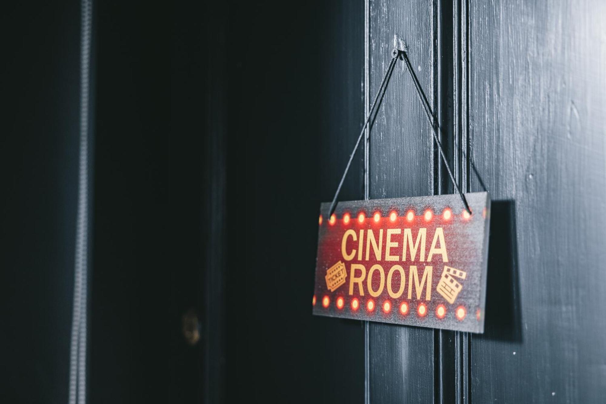 House With A Cinema And Games Room, Sleeps 17 Шрусбъри Екстериор снимка